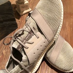 Under Armour tennis shoes